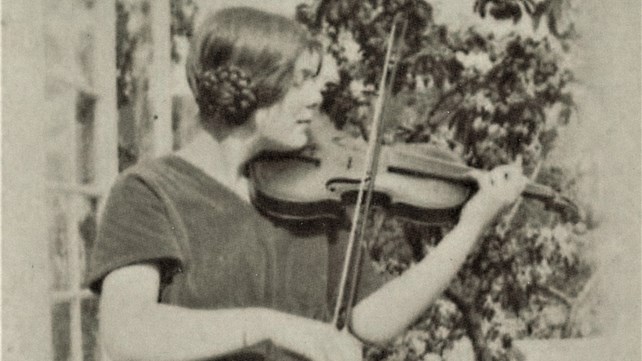 Gammelt bilde av kvinne som spiller fiolin