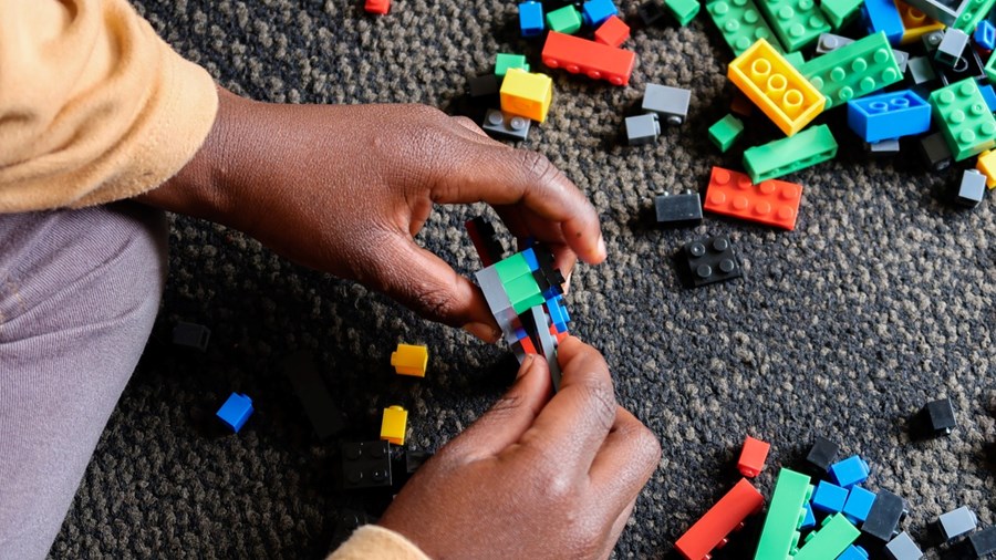 Barn bygger lego