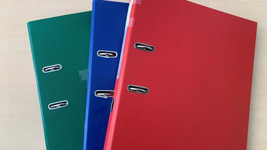 Tre ringpermer i grønt, blått og rødt. Illustrerer en samling med dokumenter og sakspapirer 