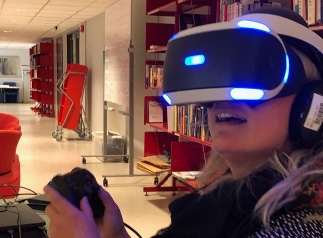 Dame som prøver VR-briller