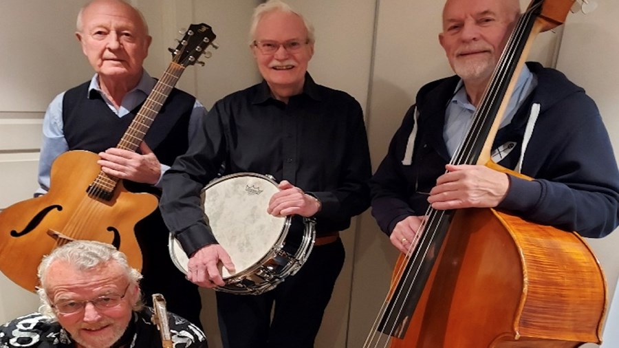 4 menn med instrumenter