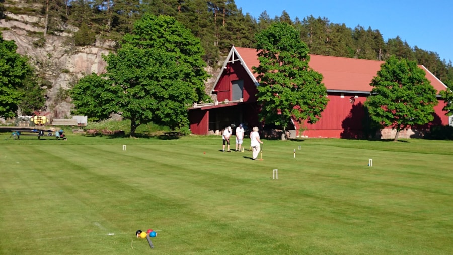 Mennesker som koser seg på Croquet-banen