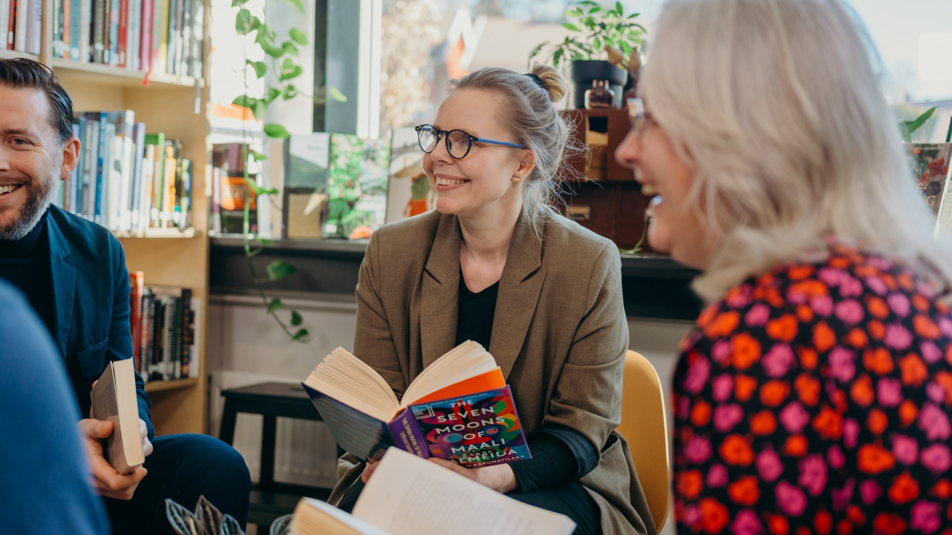 Mennesker samlet rundt en bok