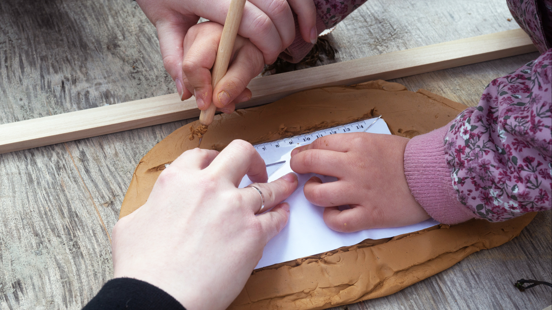 Barn på leireworkshop