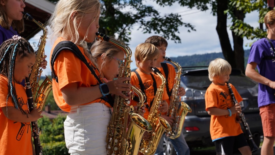 Barn på musikkcamp