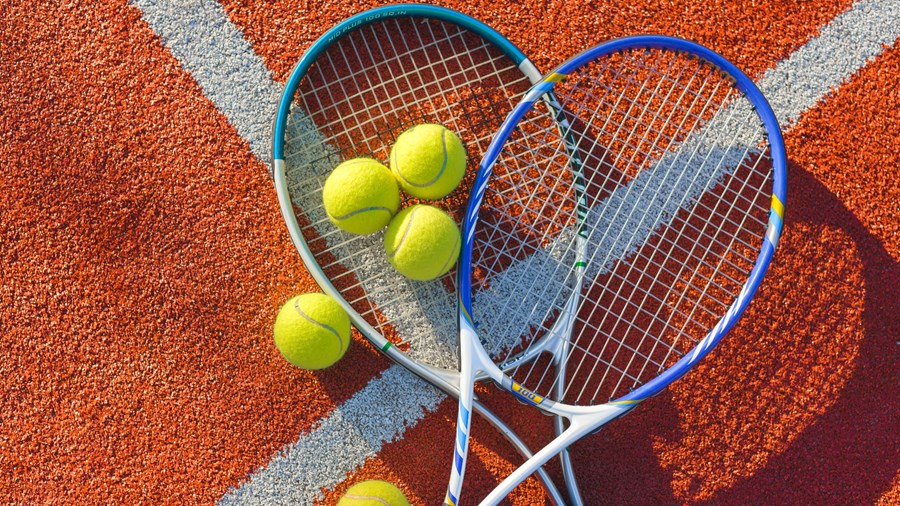 Tennisracket og tennisballer