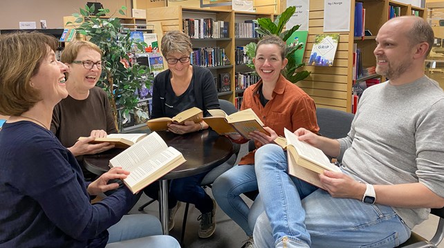 Mennesker som leser og koser seg i biblioteket