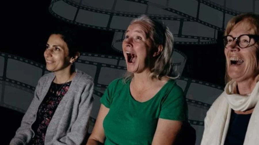 mennesker som ser på kino