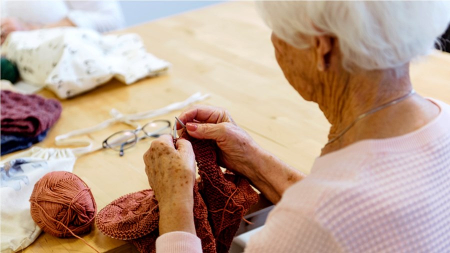 Eldre kvinne som strikker