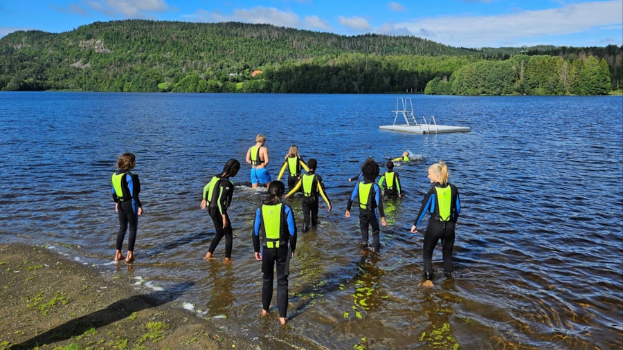 Flere barn er på vei ut i vannet for å bade i Semsvann