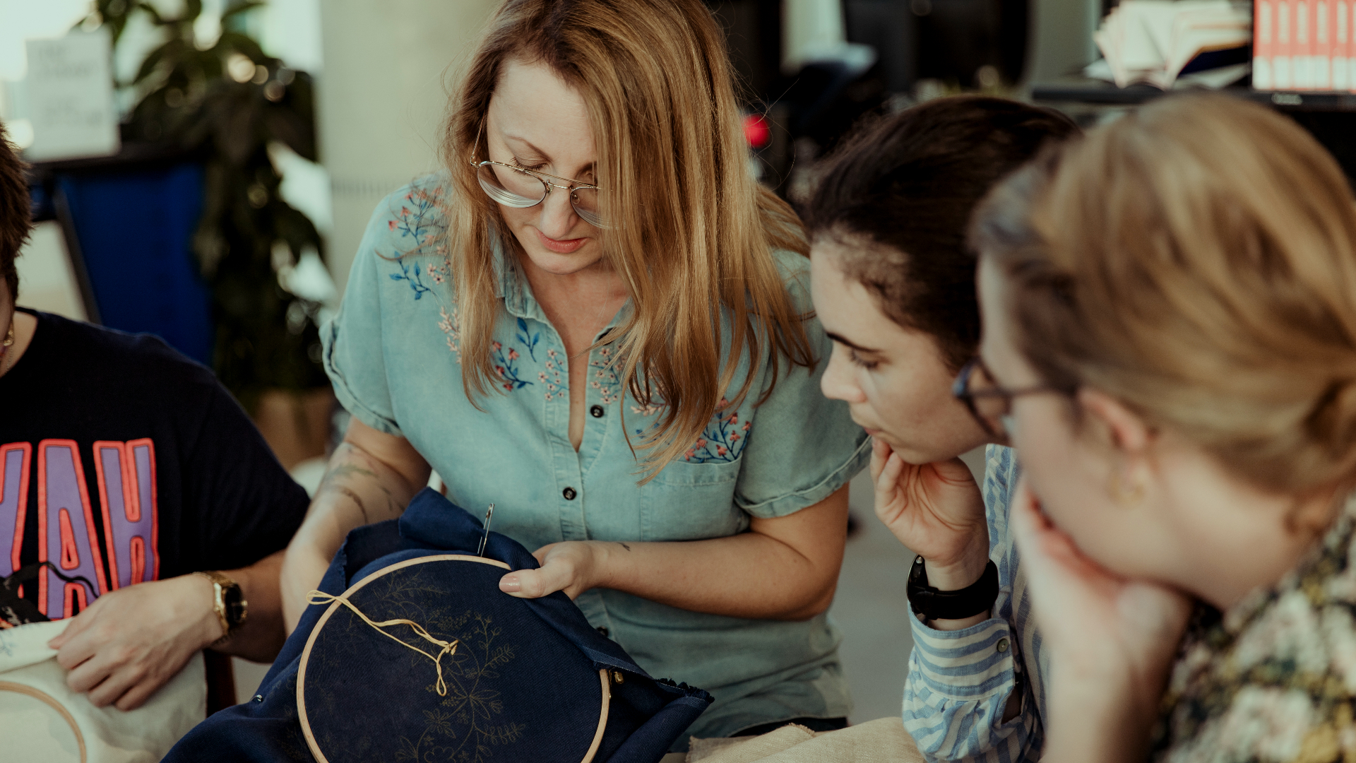 Mennesker som broderer