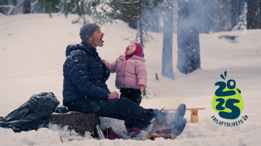 Familie ute i skogen