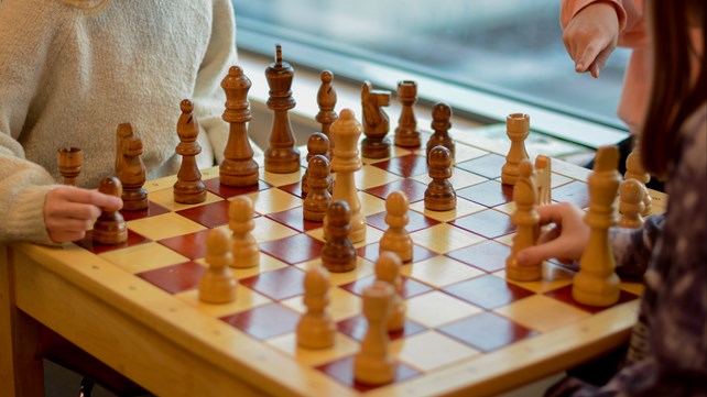 Barn som spiller sjakk