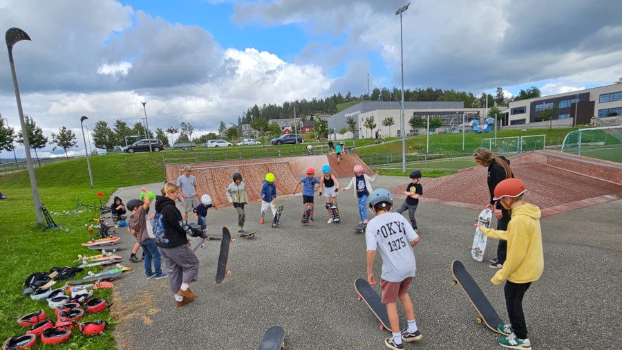 Skatere i aktivitet på Skatecamp 2023