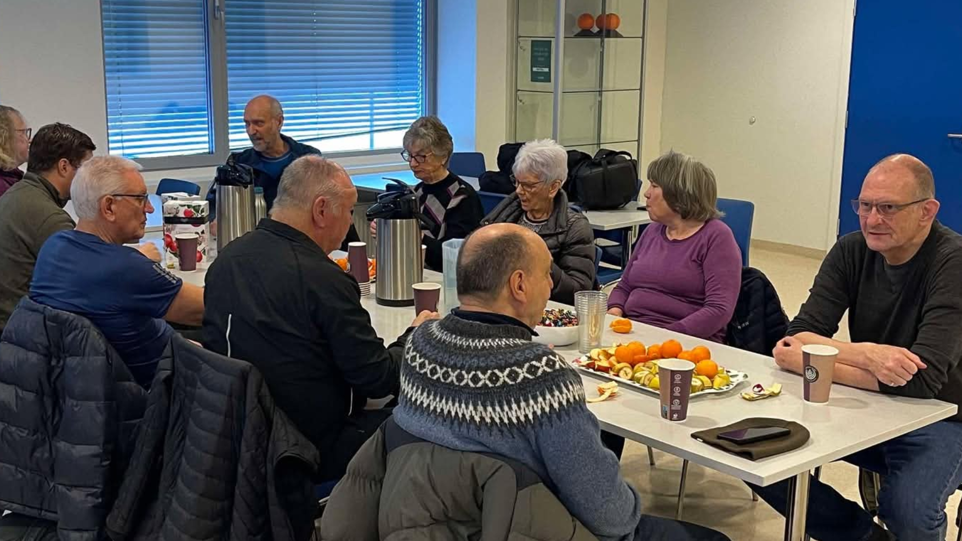 Sosial hygge i etterkant av treningen i kafeteriaen i 2.etg i ROS Arena med servering