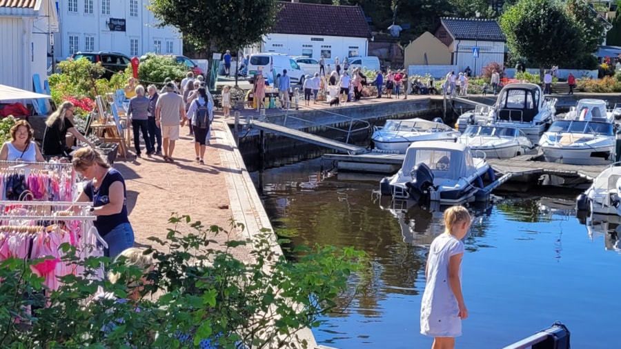 Mange som koste seg på Holmsbudag i august 2024.