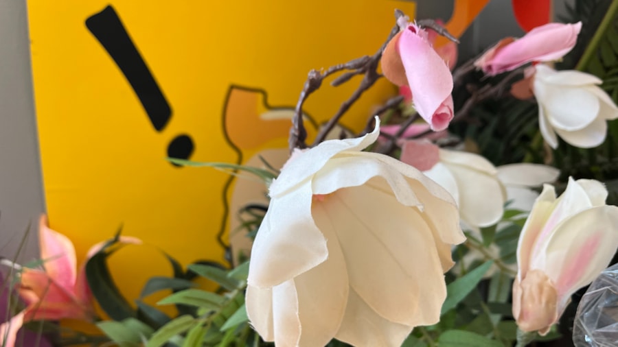 Flott blomst med bilde i bakgrunn