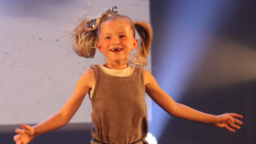 Jente som danser i kostyme