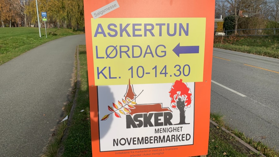 Plakat om Novembermarkedet ute ved Kirkeveien