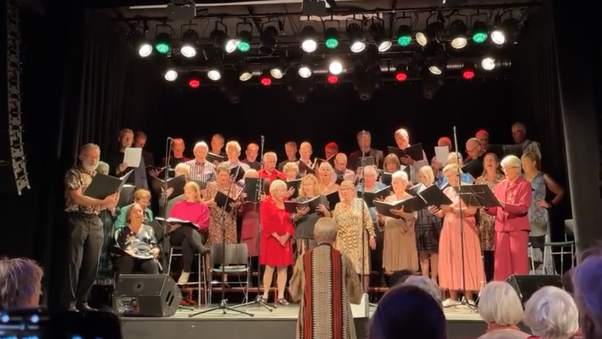 Fra Nærsnes Sangkor sin 75-års jubileumskonsert i Slemmestad MEK i 2023