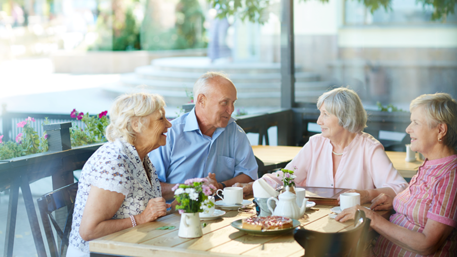 Fire pensjonister sitter på kafe