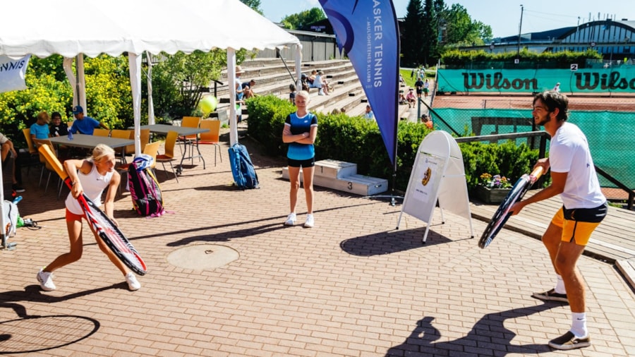 Mennesker spiller tennis