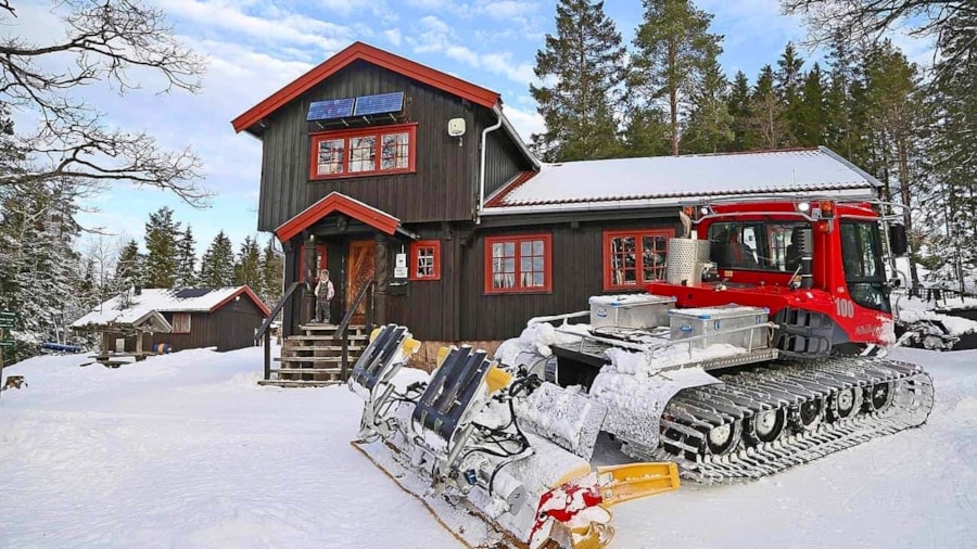 Bilde av Stikkvannshytta med snø på taket