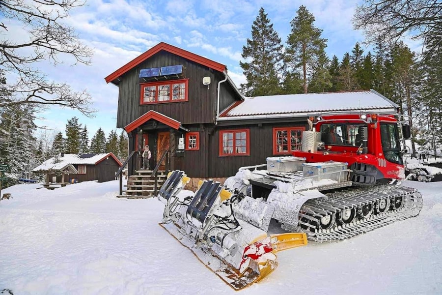 Bilde av Stikkvannshytta med snø på taket