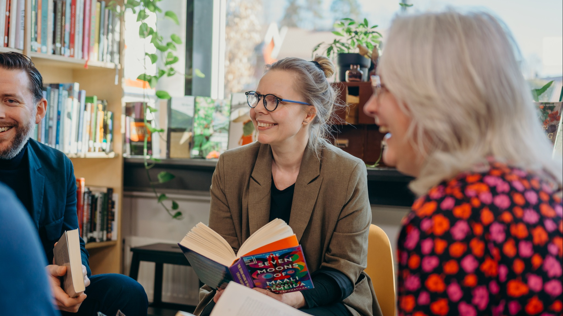 Mennesker samlet rundt en bok