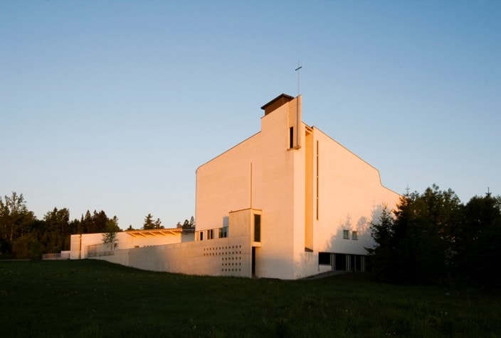 Vardåsen kirke i kveldslys