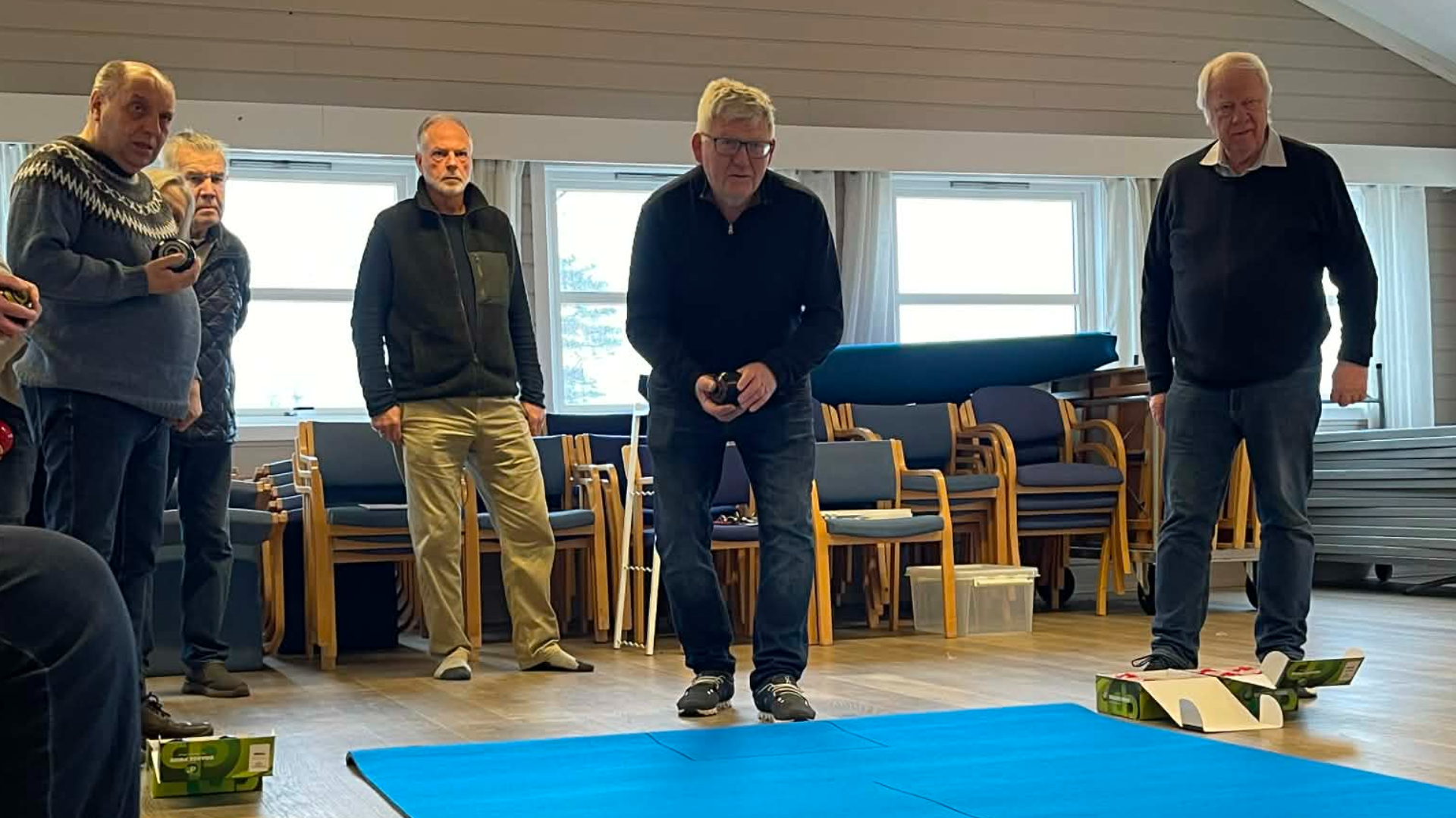 Carpet Bowls medlemmer i aksjon med spillet.