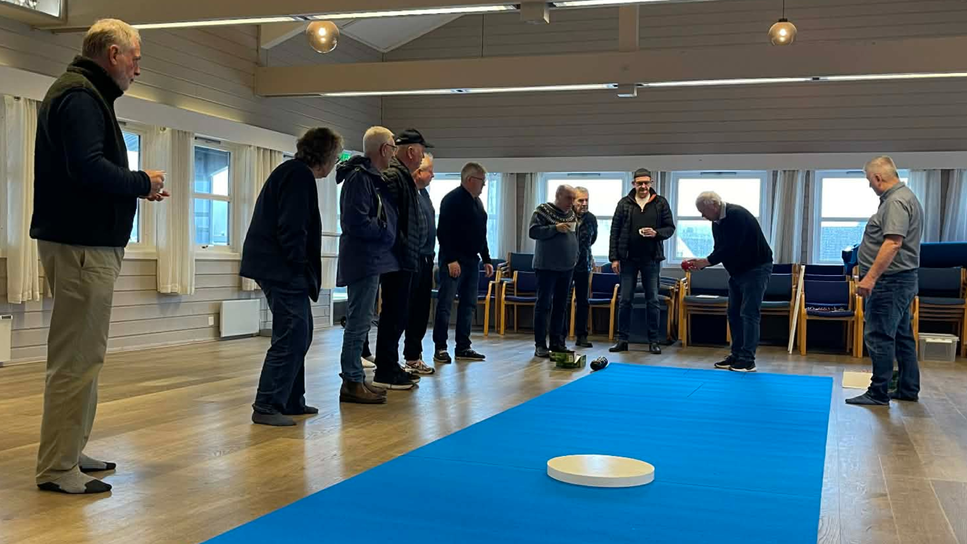 Carpet Bowls medlemmer i aksjon med spillet.