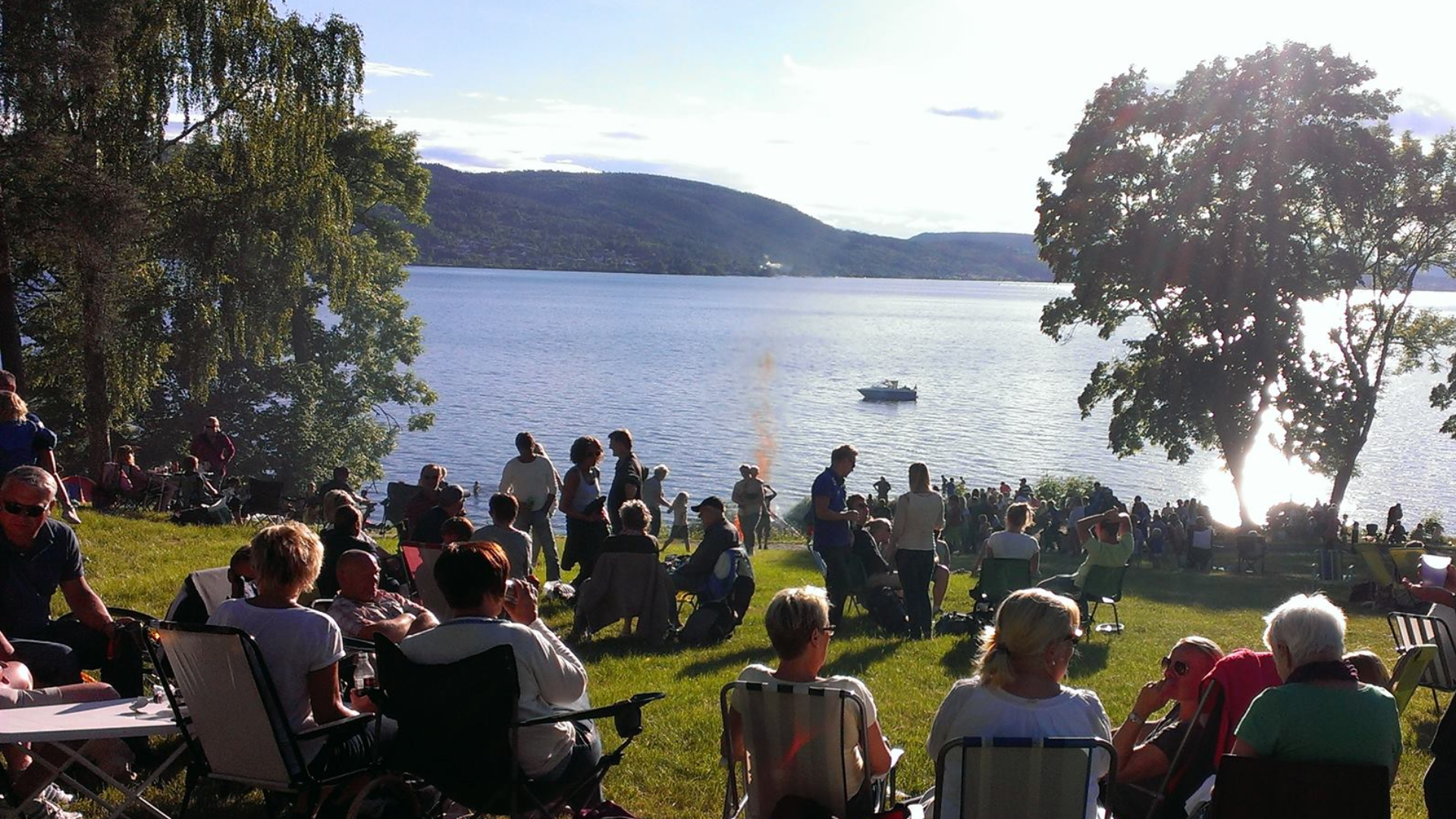 Mennesker som koser seg i sola
