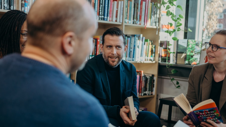 Mennesker som diskuterer bøker