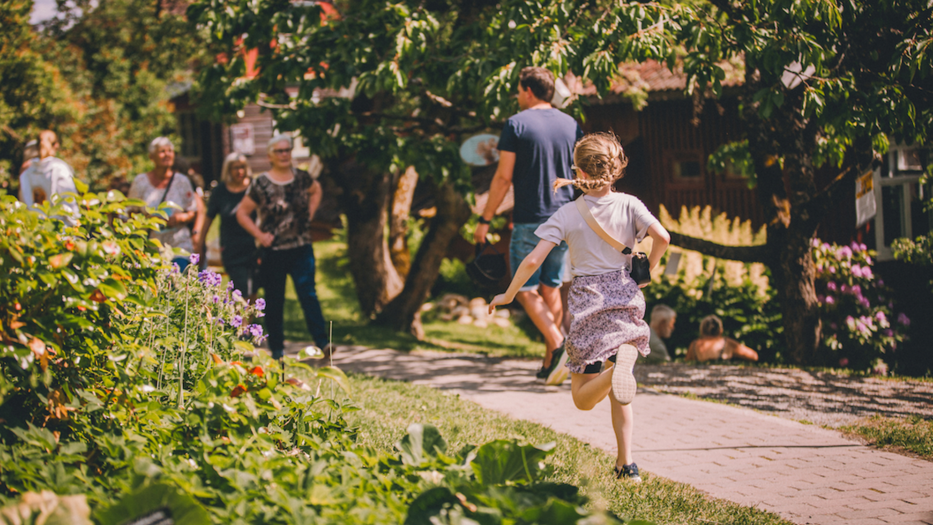 Barn og voksne i museumshagen