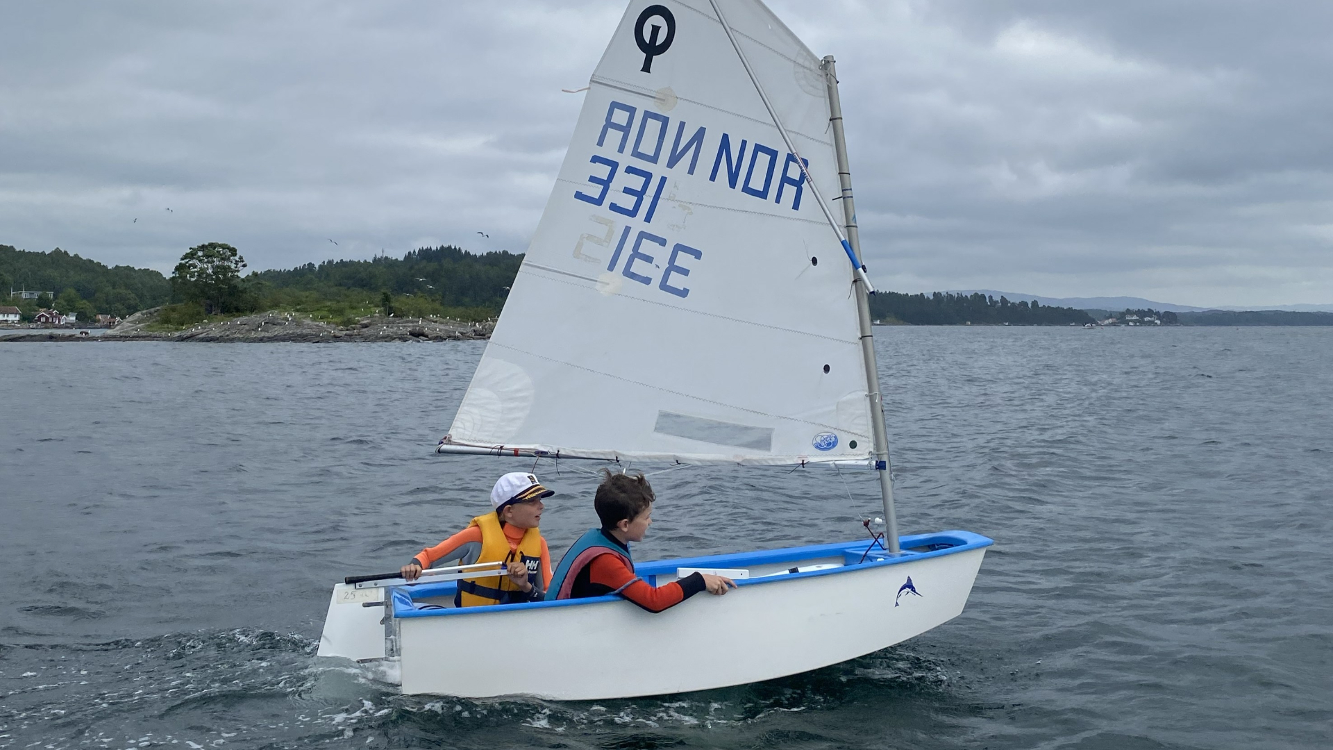 Deltakere som seiler optimist 