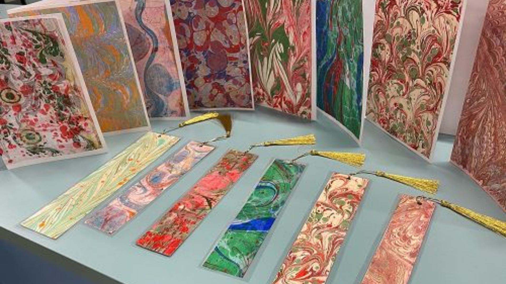 Bokmerker og kunstverk i Ebru