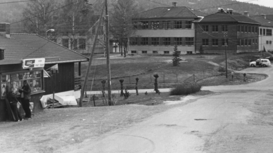 Kiosken med skolen i bakgrunnen