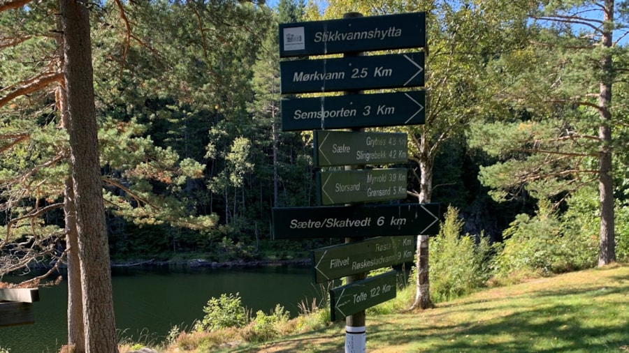 Turskilt fra Stikkvann, til ulike turmål, med km
