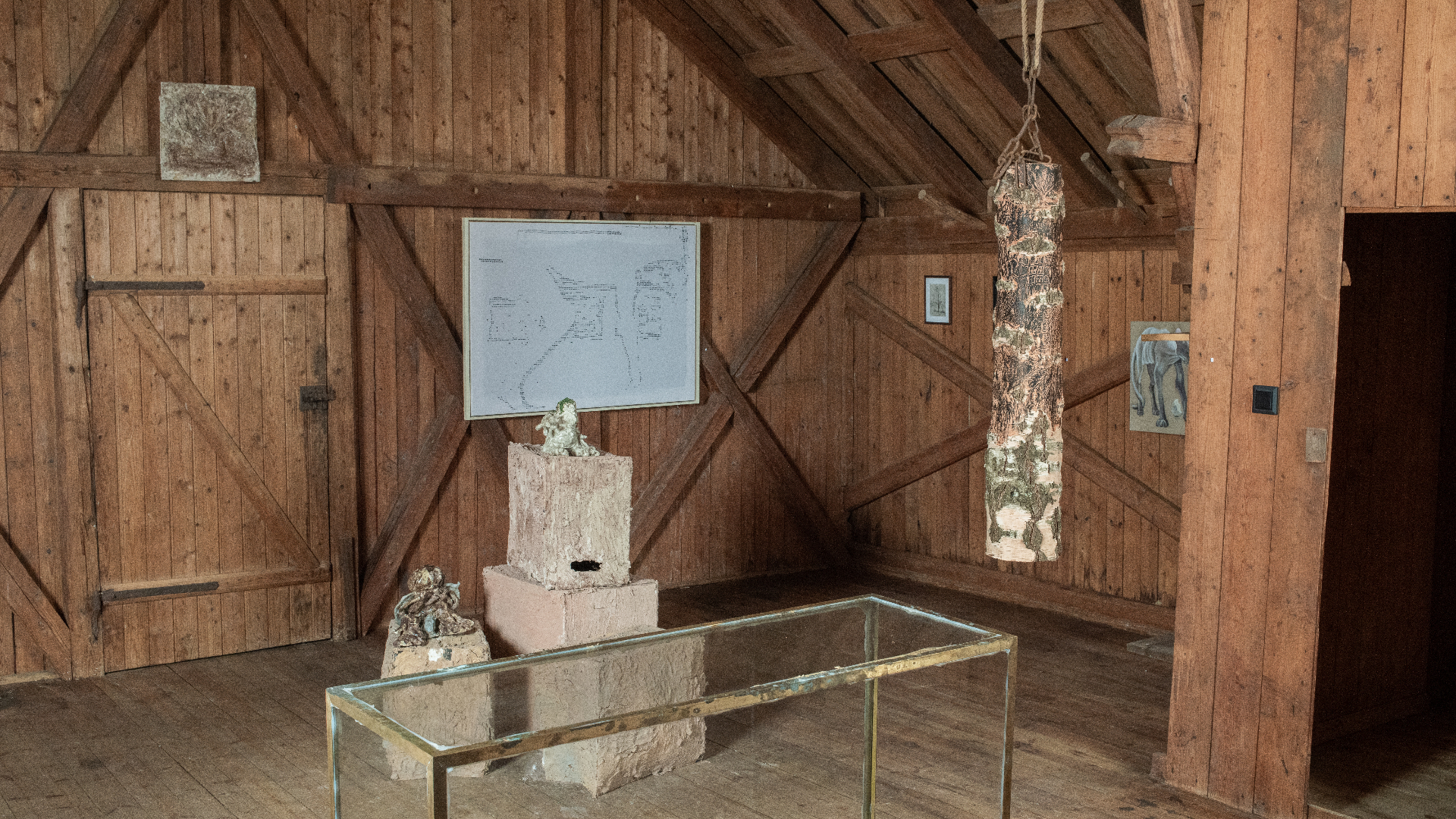 Kunstverk fra både unge og mer etablerte kunstnere