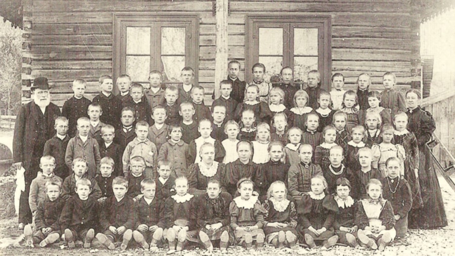 Vogellund skole 1893 med Thorvald Olsen