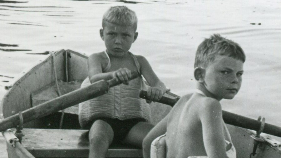 To gutter i robåt med svømmebelte