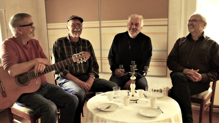 Gruppa Tesalongen i kafé-stemning