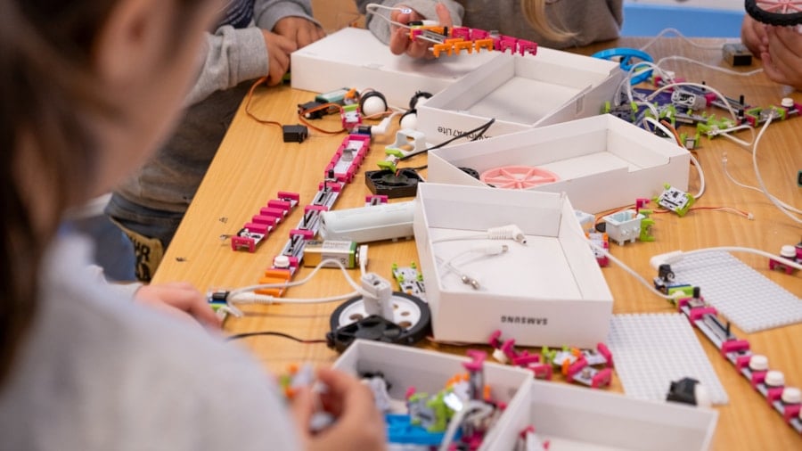 Barn som leker med littlebits