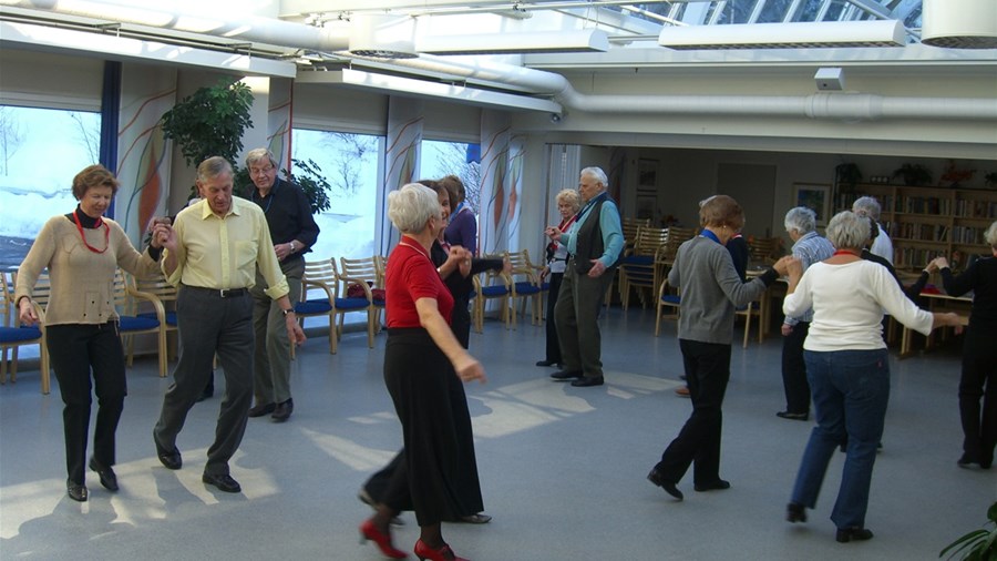 Seniordansen på Holmen Innbyggertorg