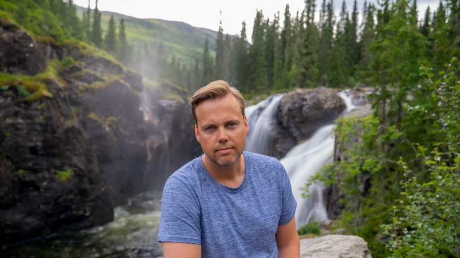 Mann foran foss