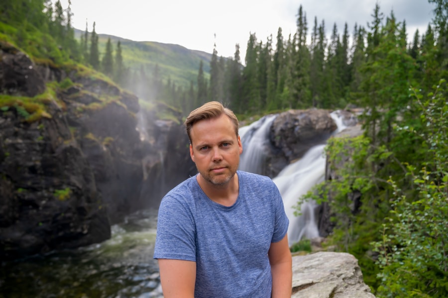 Mann foran foss