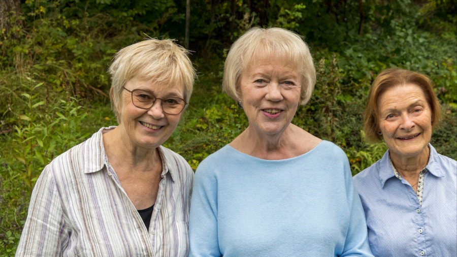 De tre som forteller og leser eventyr