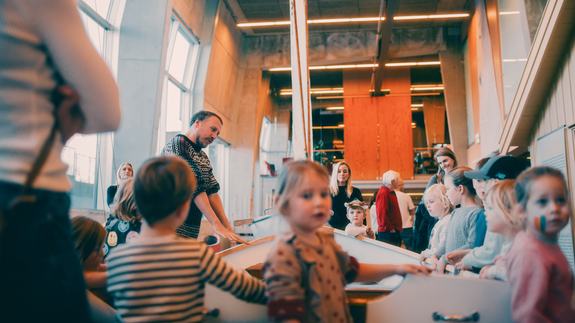 familier utforsker utstillingen