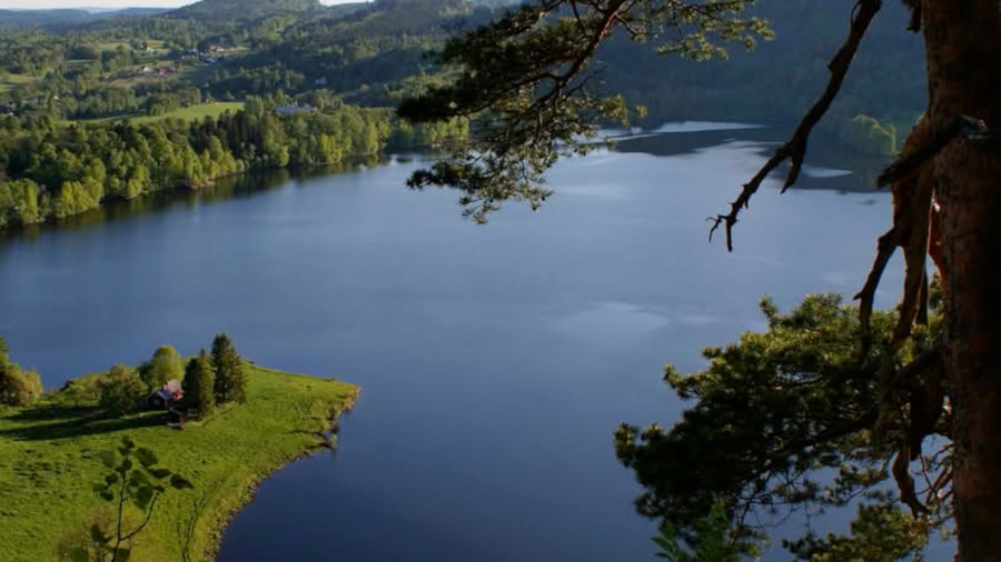 Et oversiktsbilde av Semsvann og Tangen.